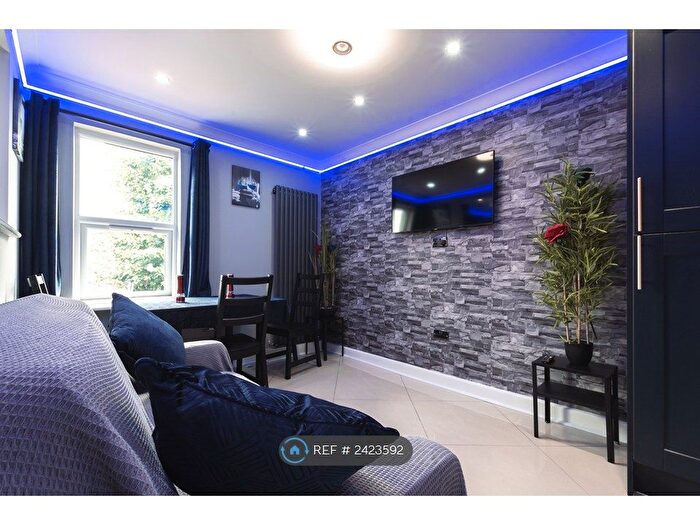 2 Bedroom Flat To Rent In Gables Lodge -, Reading, RG1