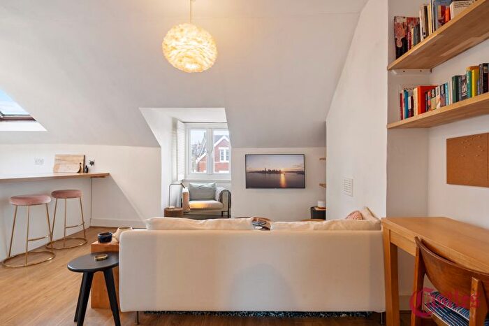 1 Bedroom Flat For Sale In Ferme Park Road, London, N8
