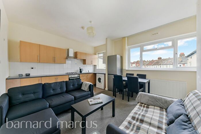 3 Bedroom Flat To Rent In Fairmile Avenue, Streatham, SW16