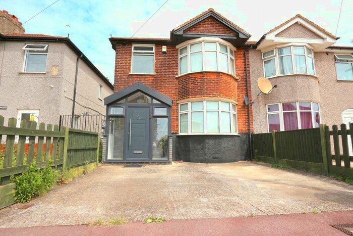 3 Bedroom Detached House To Rent In Beamway, Dagenham, Essex, RM10