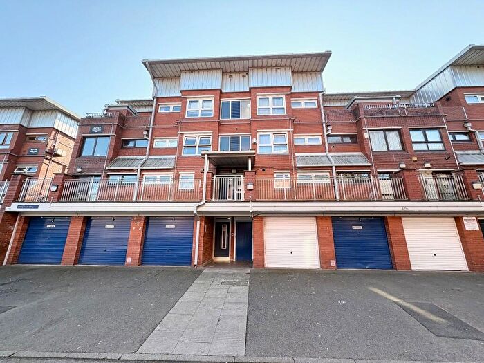 2 Bedroom Flat To Rent In Roseland Way, Birmingham, B15