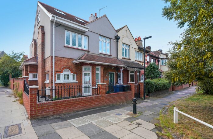 3 Bedroom Flat To Rent In Horn Lane, London, W3