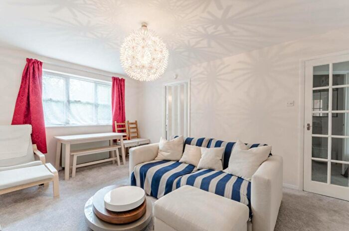 2 Bedroom Flat To Rent In Selwyn Court, Walthamstow, London, E17