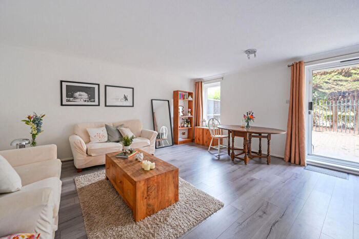 2 Bedroom Flat To Rent In Conant Mews, Aldgate, London, E1