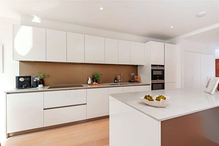 3 Bedroom Flat To Rent In Pinewood Gardens, Teddington, TW11