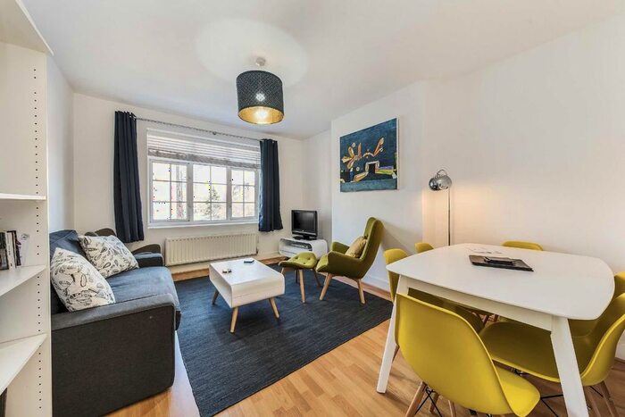 3 Bedroom Flat To Rent In Davidson Gardens, London, SW8