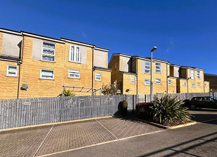 3 Bedroom Semi-Detached House For Sale In Halifax Road, Hipperholme, Halifax, HX3