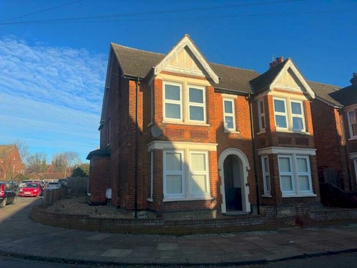 1 Bedroom Flat To Rent In Flat, Merton Road, MK40