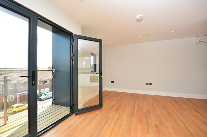 1 Bedroom Flat For Sale In Lavender Park Road, West Byfleet, KT14