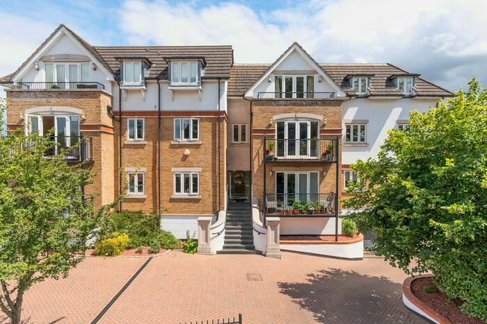 2 Bedroom Flat To Rent In Thames Street, Weybridge, KT13