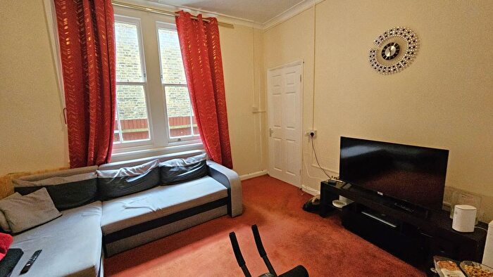 1 Bedroom Flat To Rent In Villiers Road, Willesden, NW2