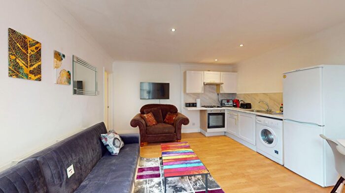 2 Bedroom Flat To Rent In - Voltaire Road, London, SW4