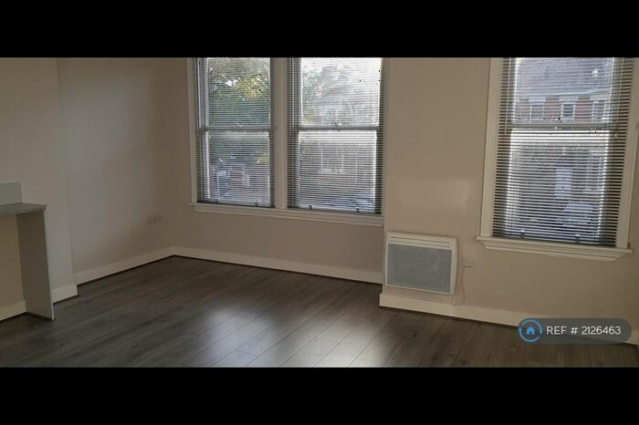 2 Bedroom Flat To Rent In Bramhall Lane, Stockport, SK2