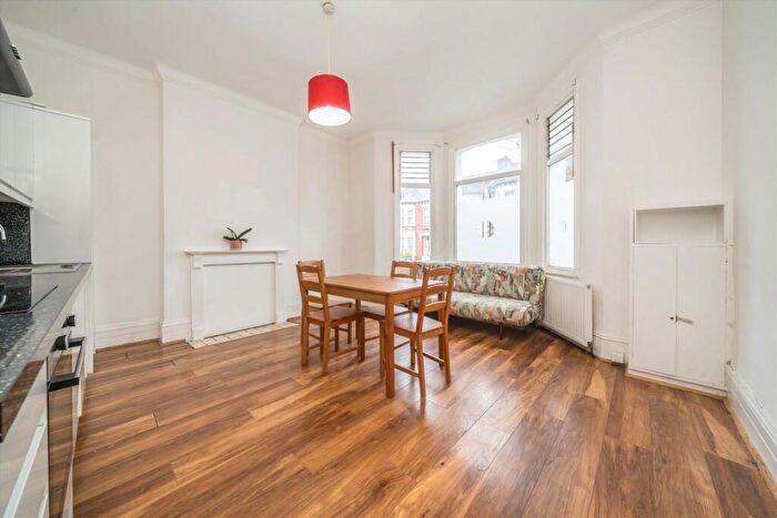 3 Bedroom Flat To Rent In Inman Road, North West London, NW10