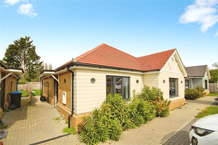 3 Bedroom Bungalow To Rent In Meadow Brook, Stapleford Abbotts, RM4