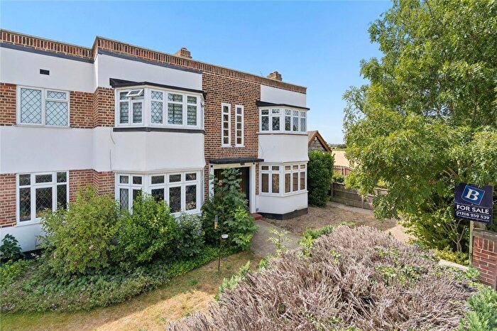 2 Bedroom Maisonette For Sale In Grove Court, Little Gaynes Lane, Upminster, RM14