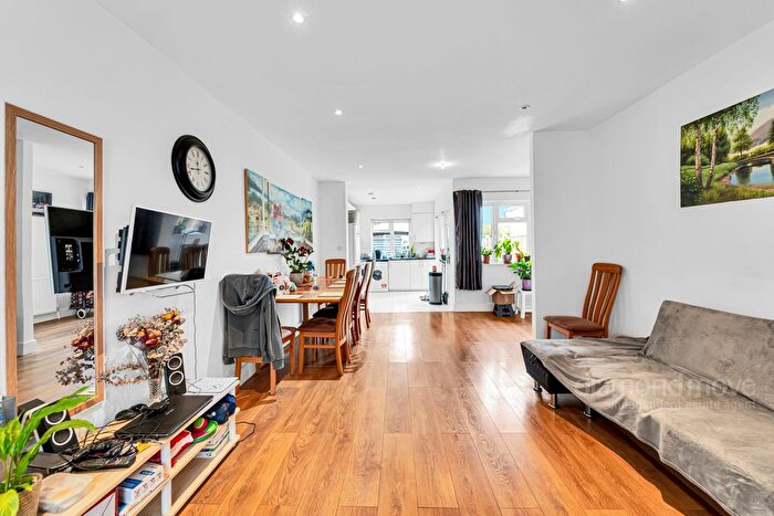 4 Bedroom Semi-detached House For Sale In Strafford Road, Hounslow, TW3