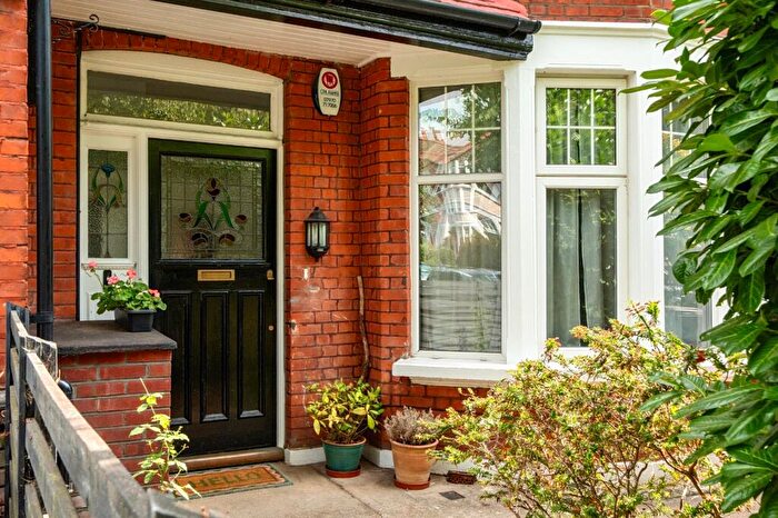 2 Bedroom Flat For Sale In Cranley Gardens, Palmers Green, London, N13