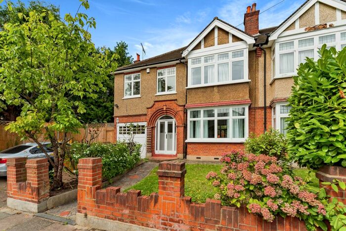 4 Bedroom Semi-Detached House To Rent In Golden Manor, London, W7