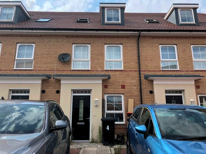 4 Bedroom Town House To Rent In Currency Close, Dunstable, LU6