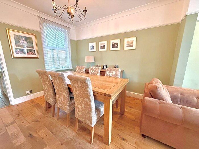 3 Bedroom End Of Terrace House For Sale In Downs Road, Dunstable, LU5