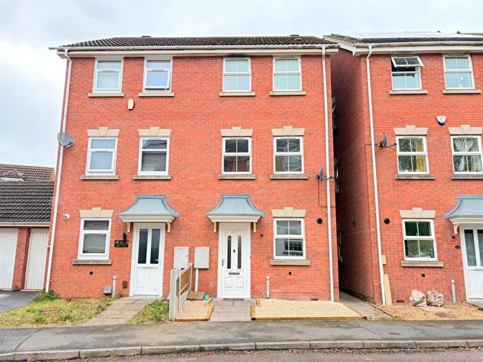 4 Bedroom Semi-Detached House For Sale In Heritage Way, Hamilton, Leicester, LE5