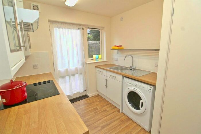 Studio To Rent In Pettingrew Close, Walnut Tree, Milton Keynes, MK7