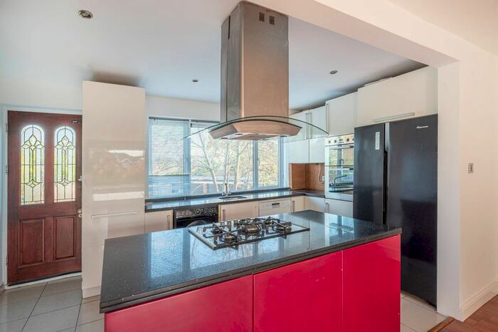 2 Bedroom Flat To Rent In Great North Road, Barnet, EN5