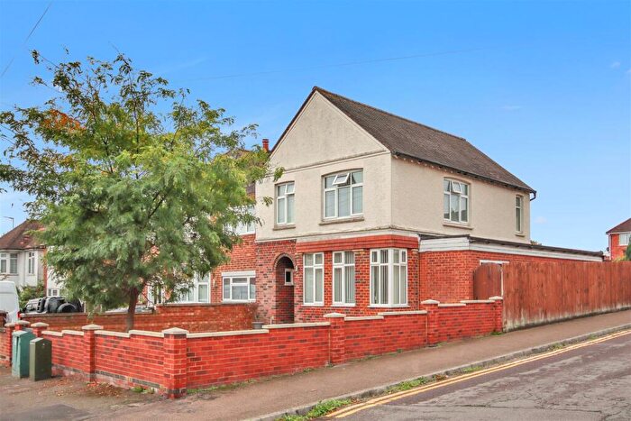 4 Bedroom Detached House For Sale In Wellingborough Road, Rushden, NN10