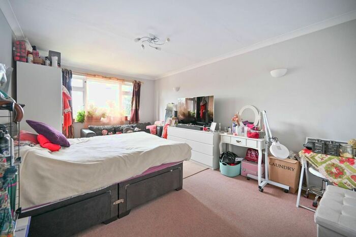 2 Bedroom Flat To Rent In Windsor Avenue, New Malden, KT3