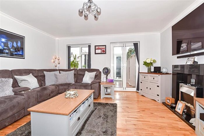 3 Bedroom Semi-detached House For Sale In Townsend Road, Snodland, Kent, ME6