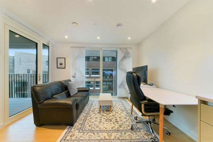 1 Bedroom Flat To Rent In Sayer Street, Elephant And Castle, London, SE17