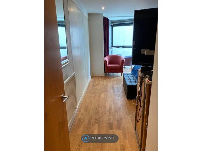 3 Bedroom Flat To Rent In City Pavilion, London, EC1M