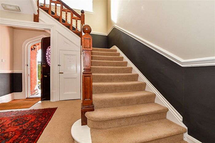 2 Bedroom Flat For Sale In Boyne Park, Tunbridge Wells, Kent, TN4