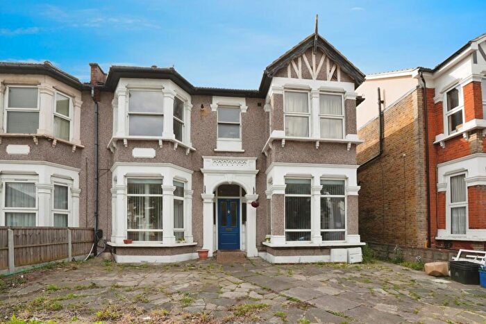 2 Bedroom Flat For Sale In The Drive, Ilford, IG1