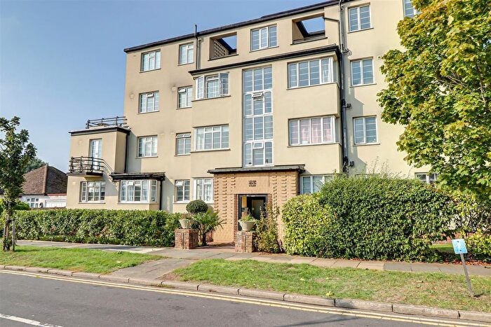 2 Bedroom Flat For Sale In London Road, Leigh-On-Sea, Essex, SS9