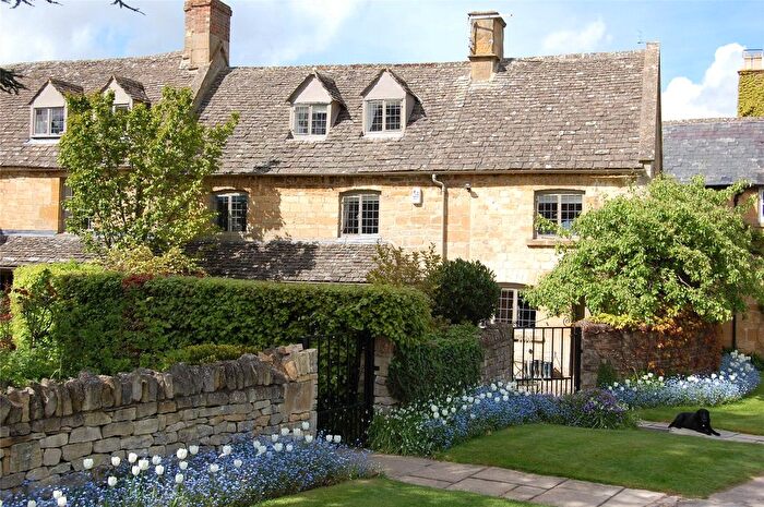 3 Bedroom Semi-Detached House To Rent In High Street, Broadway, WR12