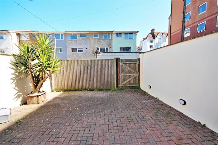 2 Bedroom Flat To Rent In West View, Seaford, East Sussex, BN25