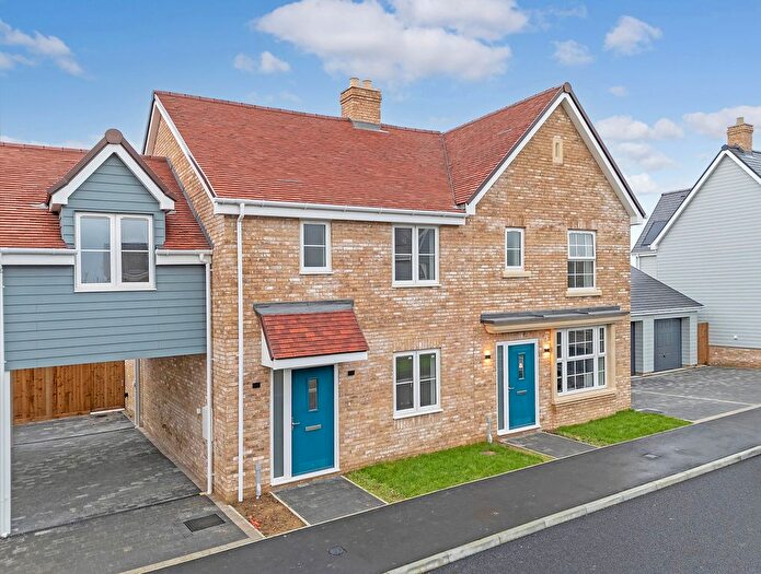 3 Bedroom Link Detached House For Sale In Hanningfield Park, Rettendon Common, CM3