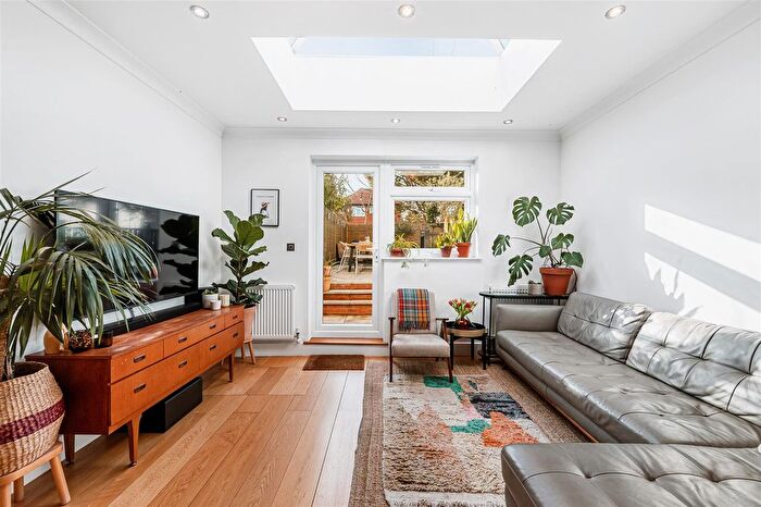 2 Bedroom Flat For Sale In St. Andrews Road, Golf Links, Acton, London, W3