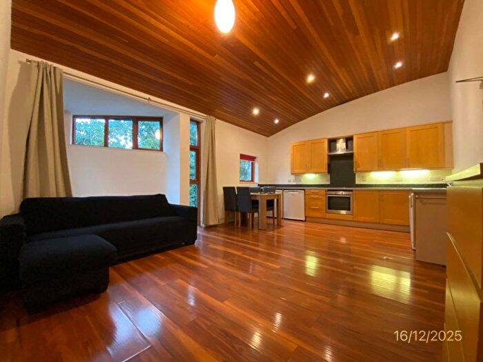 2 Bedroom Flat To Rent In New Square, Slough, SL1