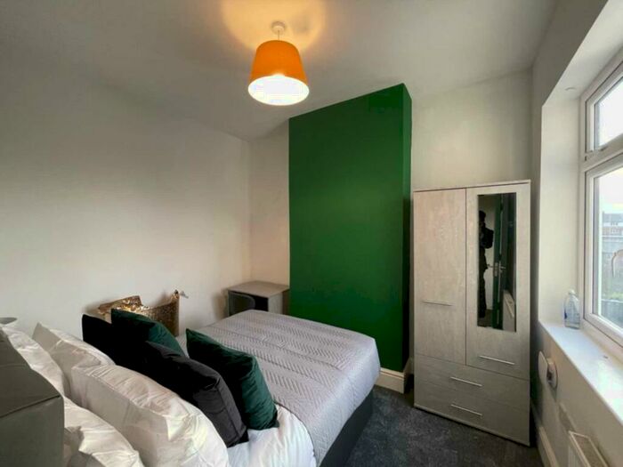 5 Bedroom House To Rent In Milford St, Manchester, M6
