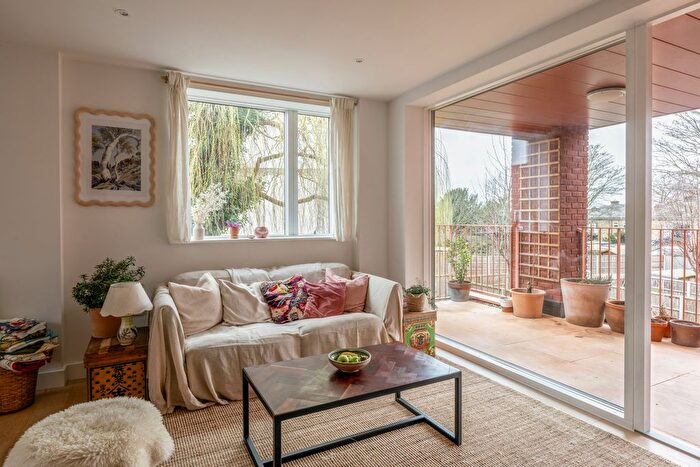 2 Bedroom Flat For Sale In Nunhead Lane, London, SE15