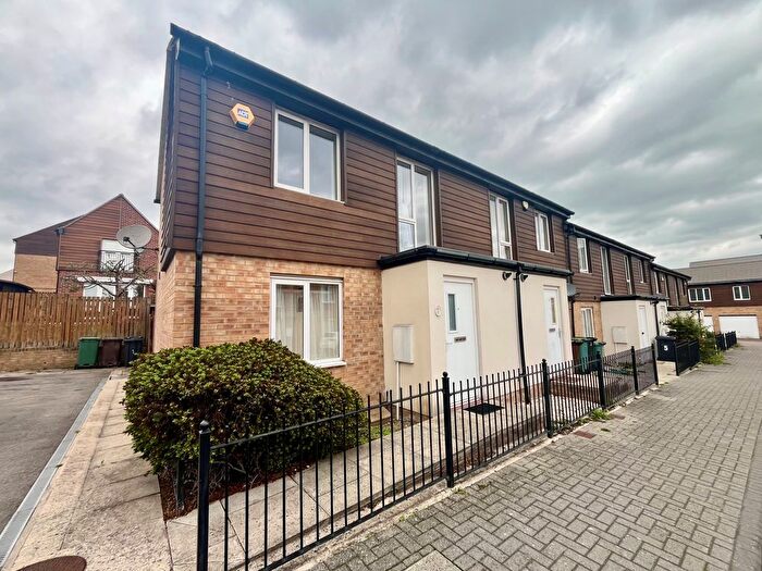 2 Bedroom Property To Rent In Oaklands Court, Leeds, LS8