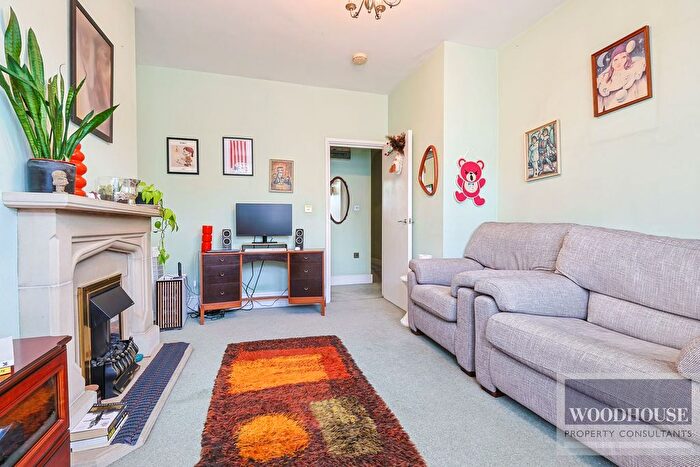 2 Bedroom Maisonette For Sale In Turners Hill, Cheshunt, EN8