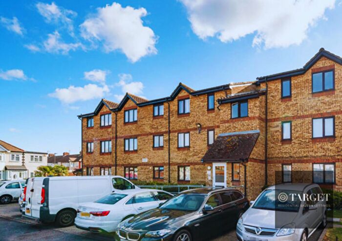 2 Bedroom Flat To Rent In Linnet Close, N9