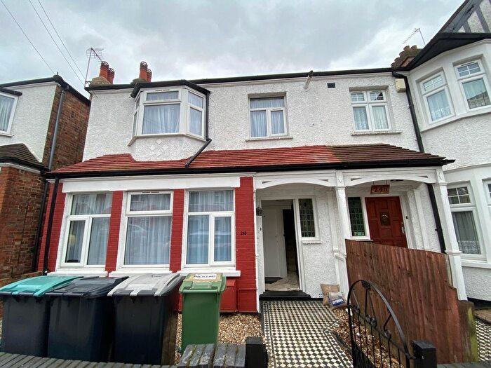 2 Bedroom Flat To Rent In Lyndhurst Road, Wood Green, N22