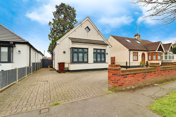 3 Bedroom Chalet To Rent In Hadleigh Park Avenue, Benfleet, SS7