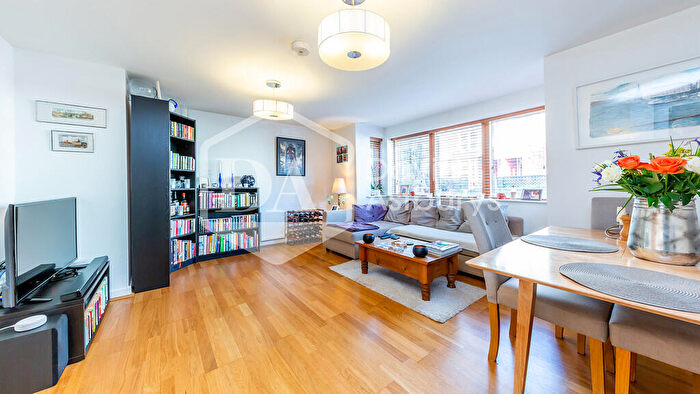 3 Bedroom Apartment To Rent In Womersley Road, Crouch End, London, N8