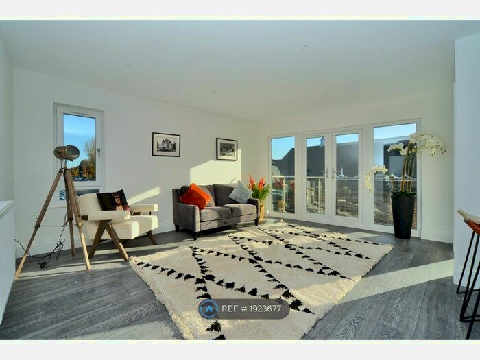 2 Bedroom Flat To Rent In Station Approach, West Byfleet, KT14